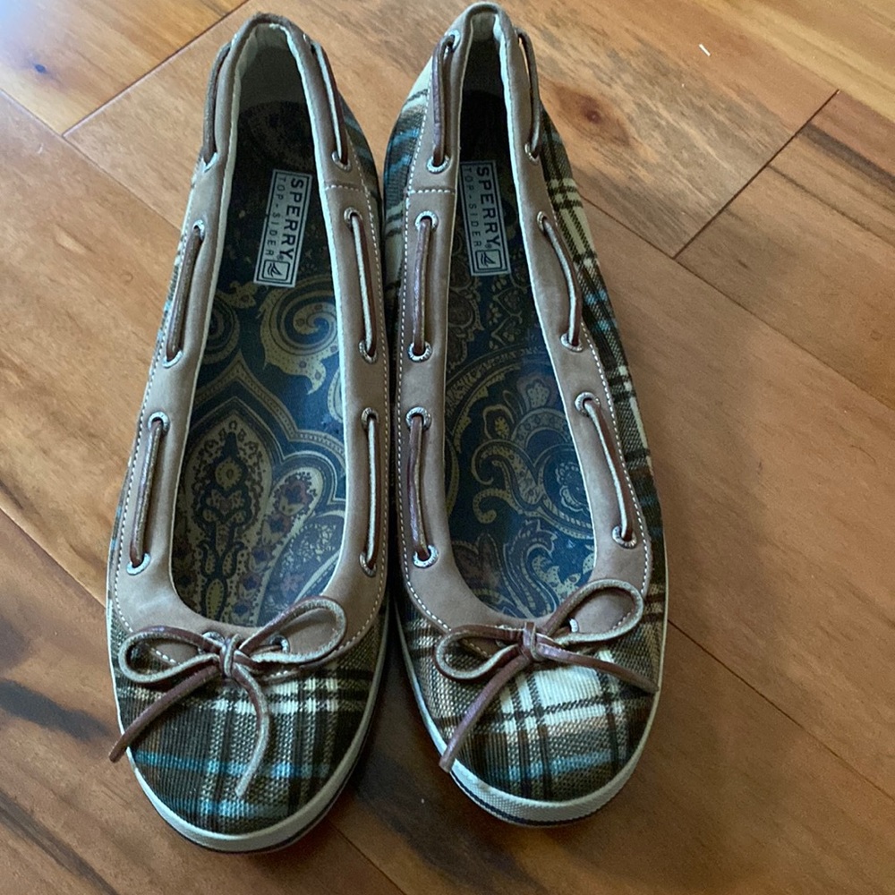 Sperry flat plaid shoe